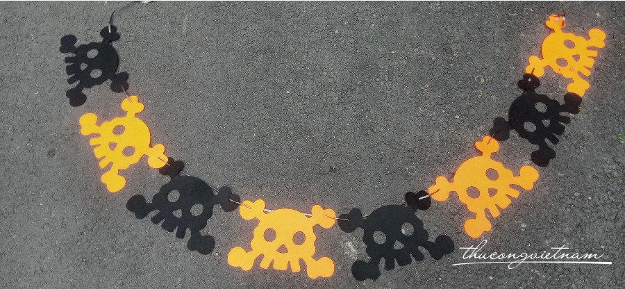 Dây cờ Halloween vải nỉ - Đầu lâu xương chéo